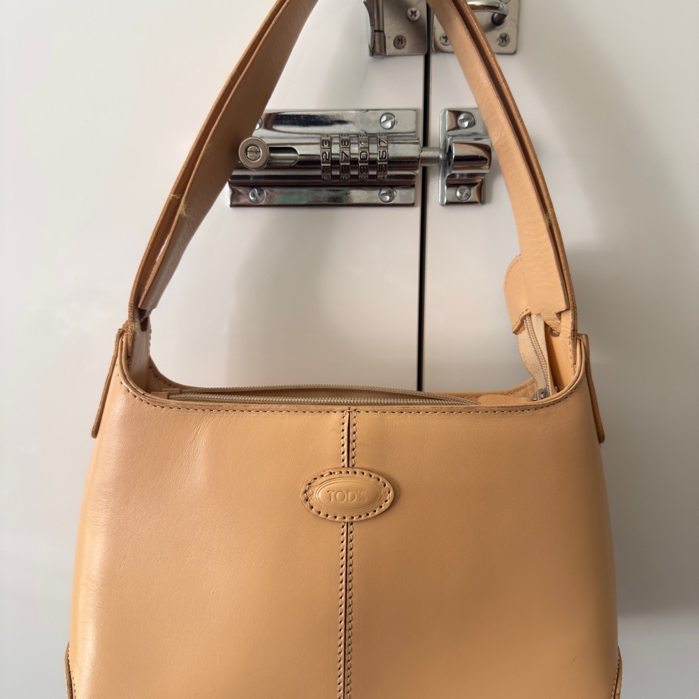 Tod's Tan Leather Shoulder Bag with Structured Design